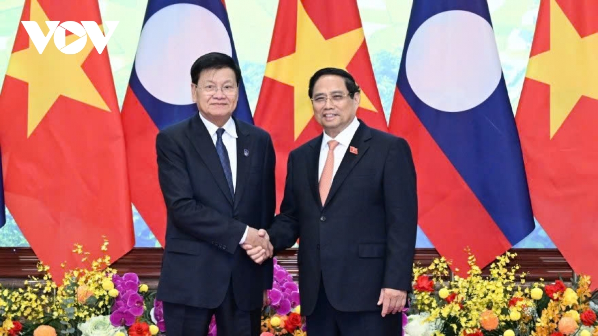 Lao leader Thongloun Sisoulith arrives for Hanoi Convention signing ceremony